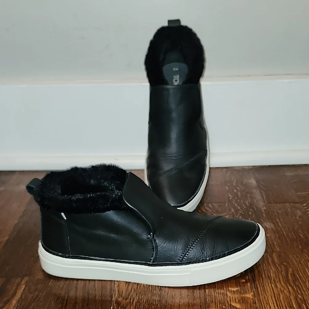 EUC Toms Paxton Slip On Chukka Black Leather Sneakers with Faux Fur Accents